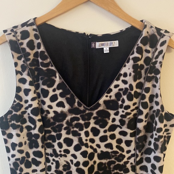 Jennifer Lopez animal print dress chain detail - Picture 3 of 8